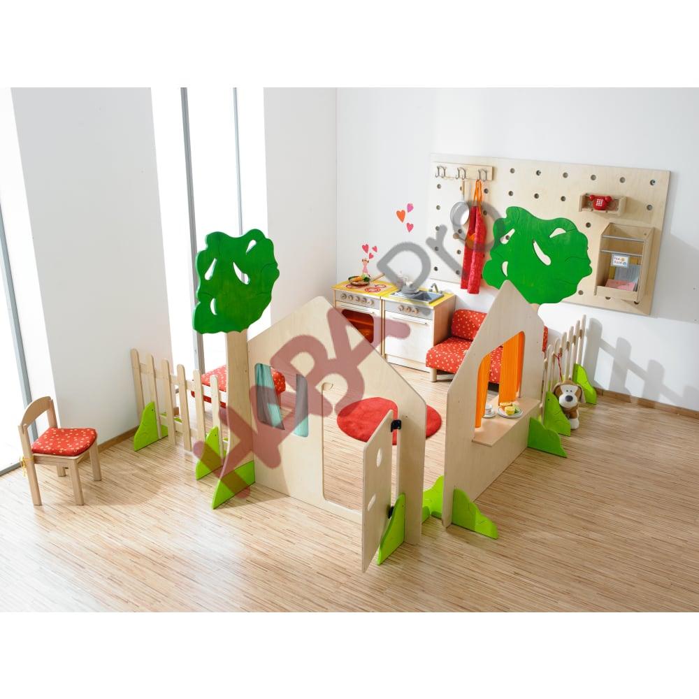 Domek z drzwiami i drzewem