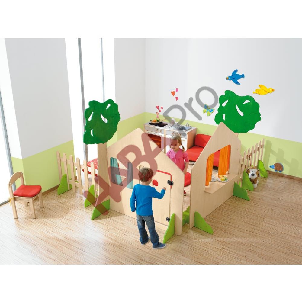 Domek z drzwiami i drzewem