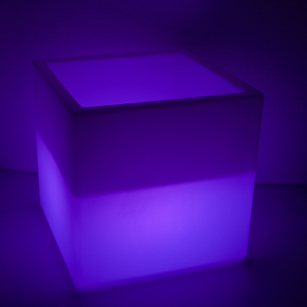 Sześcian ze zmianą kolorów światła LED, z wanną