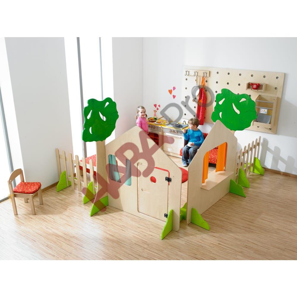 Domek z drzwiami i drzewem